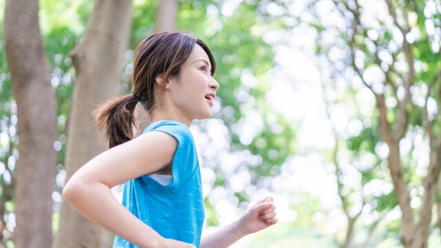 女性がジョギングしている姿