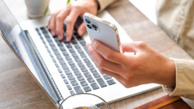スマホとPCを使っている画像