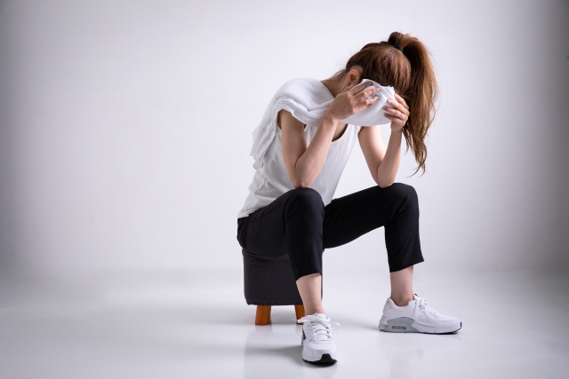 汗を拭いている女性の姿