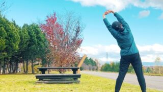 屋外で体操する女性