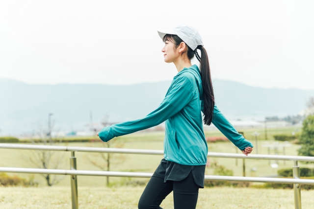 キャップを被った女性が歩いている姿