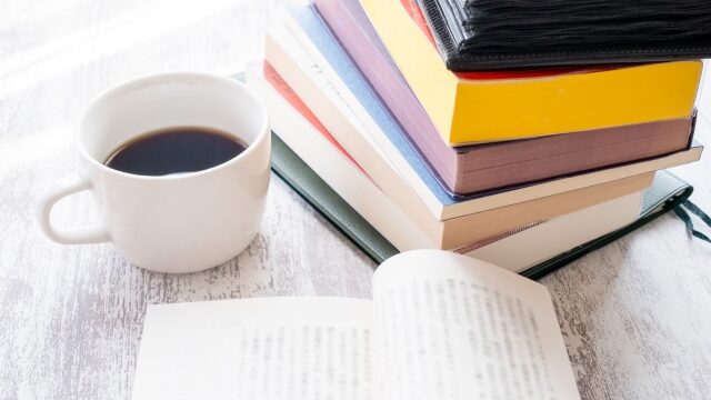 積まれた本とコーヒー
