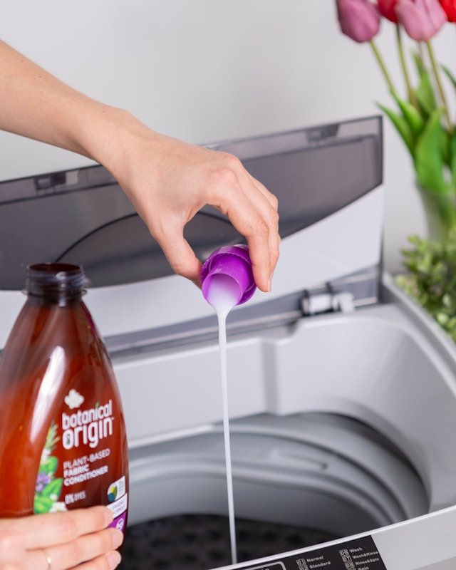 洗濯機に洗剤を入れている画像