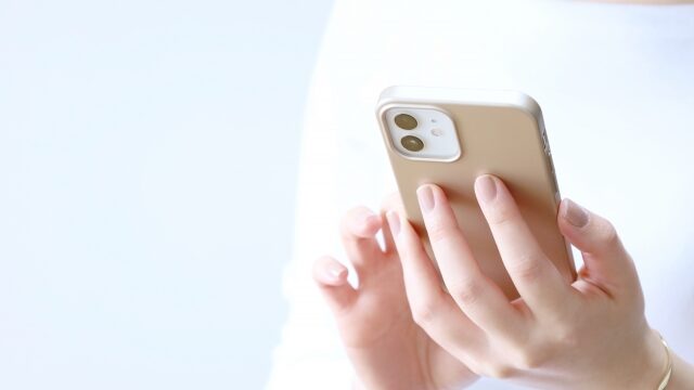 スマホを操作している女性の絵