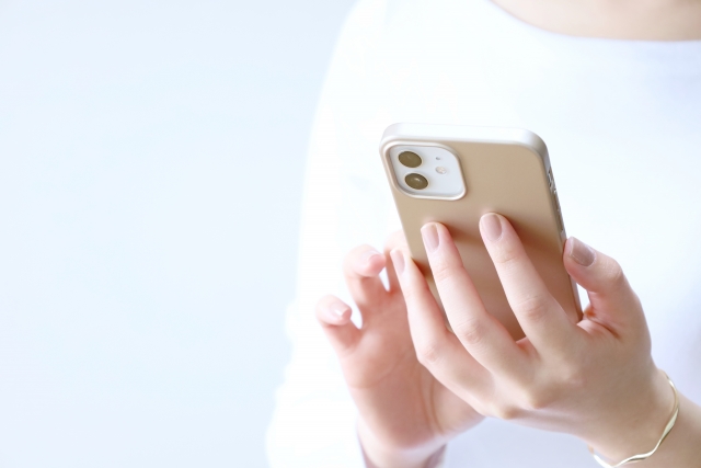 スマホを操作している女性の絵