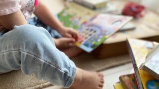 子供が絵本を読んでいる