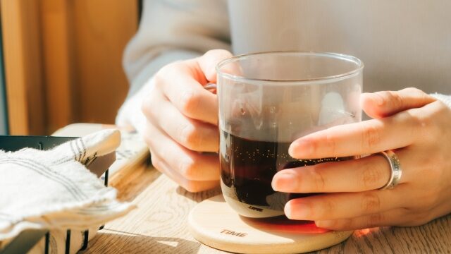 指輪をはめた手元の画像
