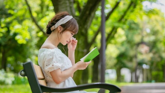読書で泣いている女性