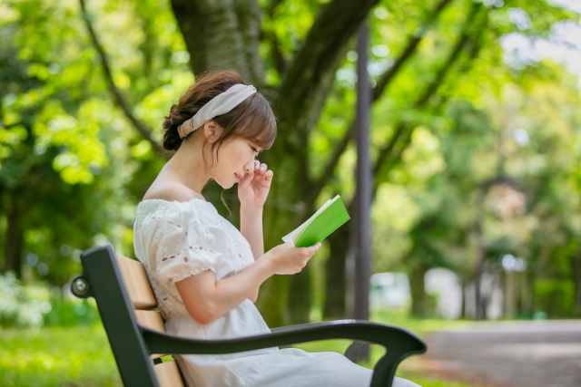 読書で泣いている女性