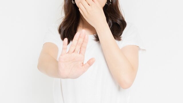 臭くて鼻をつまむ女性