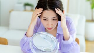 髪の毛を気にする女性