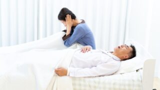 いびきに耳を抑える女性の絵